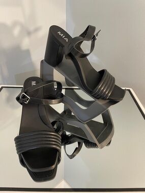 MIA Black Quilted Front Strap Block Heel Sandals with Ankle Buckle new size 10